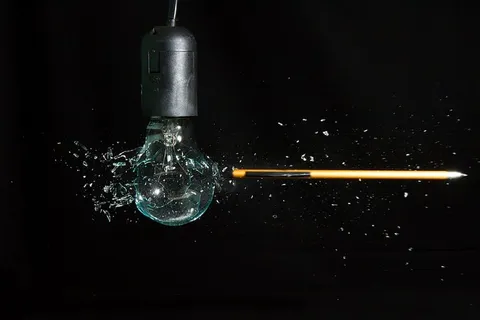 灯泡,易碎,梨形,爆炸,灯光,摄影棚拍摄,黑色背景,室内 灯泡,易碎,梨形,爆炸,灯光,摄影棚拍摄,黑色背景,室内