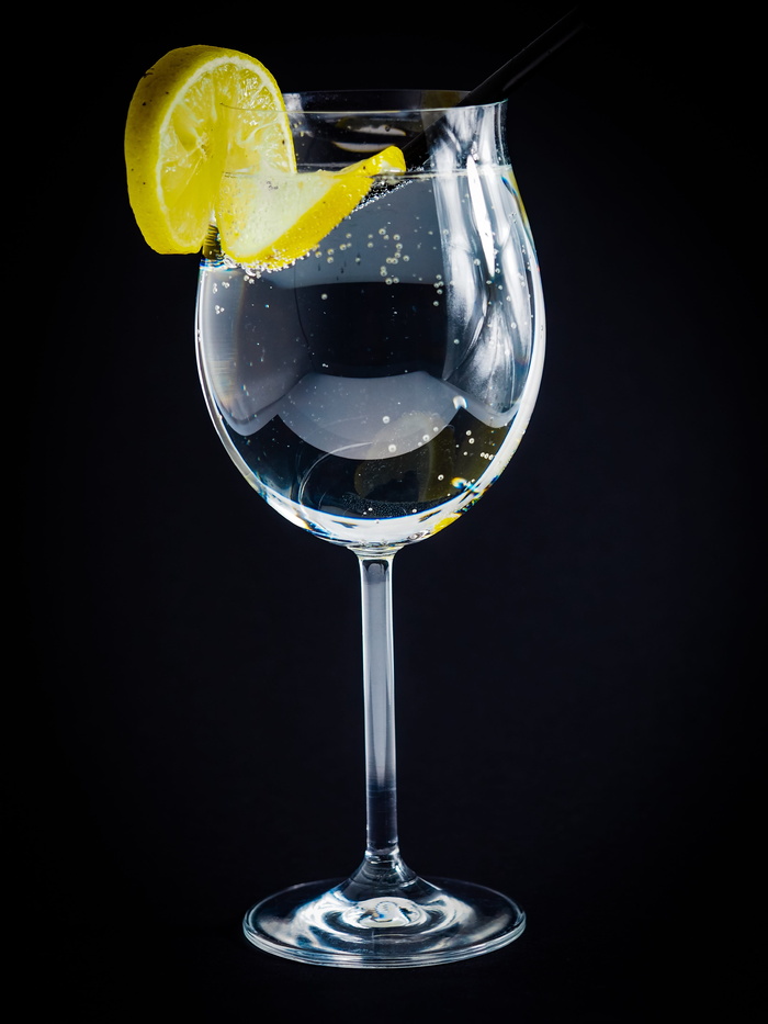 清水高脚杯，酒杯，柠檬，水泡泡，吹，弗里希酒，葡萄酒，餐厅