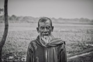 一位老人的灰度照片