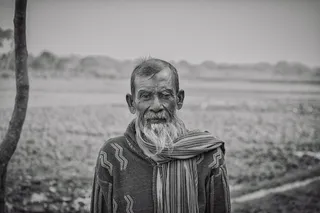 一位老人的灰度照片