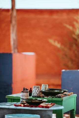 各种酒杯、倾斜摄影、餐具、桌子、白天、摩洛哥、午餐、晚餐