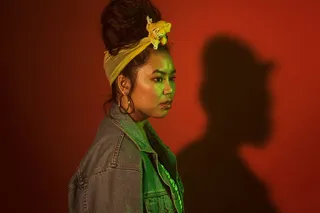 穿着蓝色牛仔夹克的女士