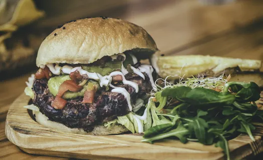 棕色木质砧板上的汉堡包 棕色木质砧板上的汉堡包