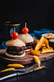 熟食、蜡烛、食物、汉堡、薯条、植物、碗、餐