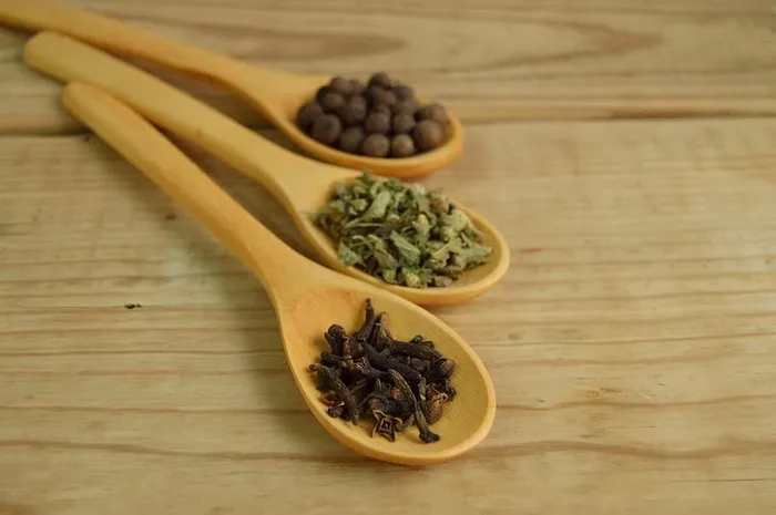 棕色木制量勺上的蔬菜和豆类