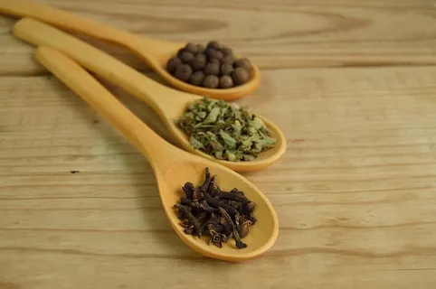 棕色木制量勺上的蔬菜和豆类 棕色木制量勺上的蔬菜和豆类