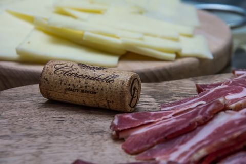 葡萄酒，红色，红酒，黄色，奶酪，葡萄酒，黄色奶酪，红色，饮料