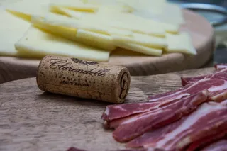 葡萄酒，红色，红酒，黄色，奶酪，葡萄酒，黄色奶酪，红色，饮料