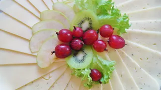 切片水果，蔬菜叶，奶酪，卡塞普拉特，装饰，食用，食物，丰盛