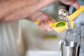 拿着黄色塑料饰物的人