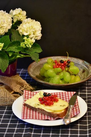 白葡萄酒，葡萄，碗，奶酪，面包，奶酪面包，面包盖，半硬奶酪