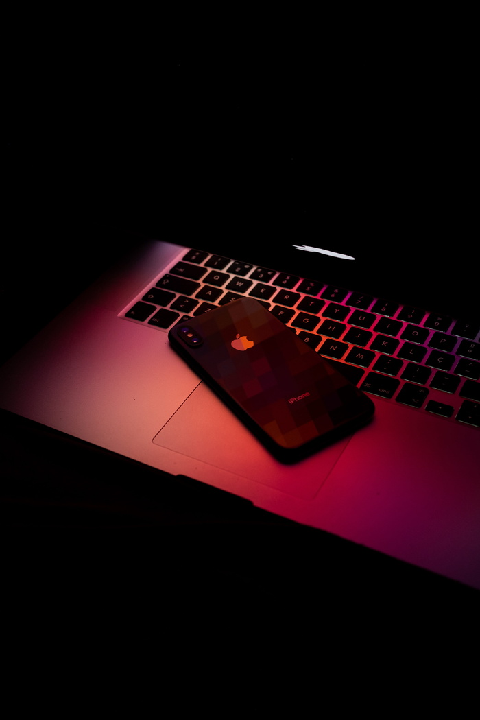 MacBook Pro上的黑色iPhone X