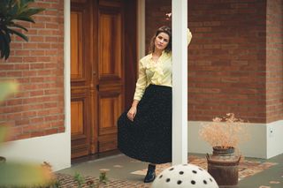 站在门附近的女人