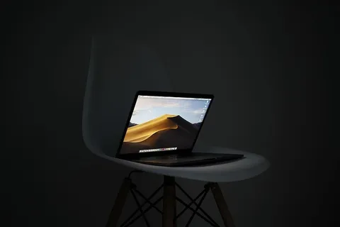 椅子上的MacBook Pro