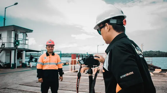 穿着黑色夹克拿着相机的人 穿着黑色夹克拿着相机的人