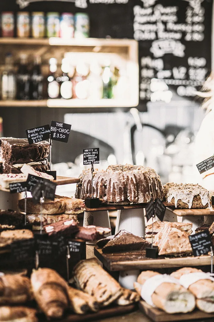 棕色和白色蛋糕