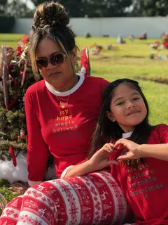 圣诞节,iphone x,圣诞毛衣,两个人,真人,看着相机,红色,女人 圣诞节,iphone x,圣诞毛衣,两个人,真人,看着相机,红色,女人