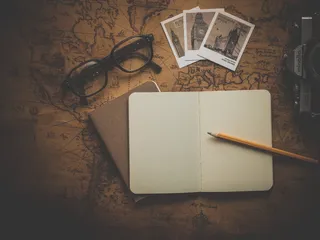 大本钟图片和笔记本旁边的黑框眼镜