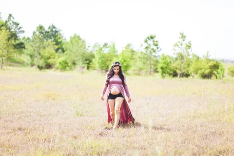 一名穿着开叉连衣裙的女性的孕妇照片