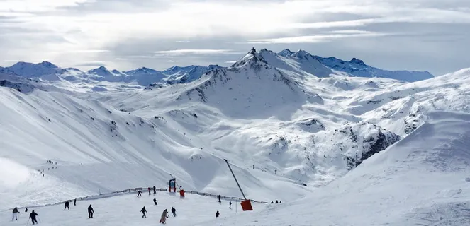 人们潜伏在群山附近的雪地里 人们潜伏在群山附近的雪地里