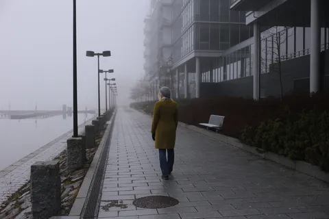 埃斯波,芬兰,凯拉尼米,女人,悲伤,多雾,散步,海湾 埃斯波,芬兰,凯拉尼米,女人,悲伤,多雾,散步,海湾