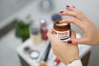 个人、涂抹、罐子、面霜、护肤品、日常护理、美容、护理