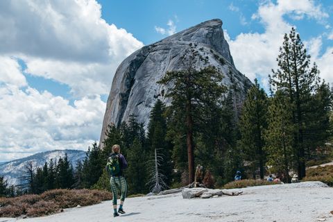 在美国，约塞米蒂国家公园，户外，山脉，云彩，森林，徒步旅行者，半圆顶