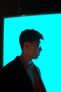 戴眼镜向左看的男人