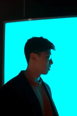 戴眼镜向左看的男人