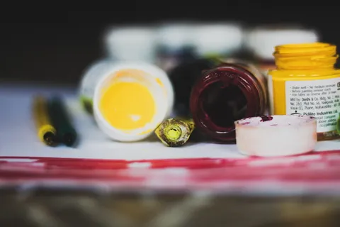 打开油漆容器的选择性聚焦照片 打开油漆容器的选择性聚焦照片