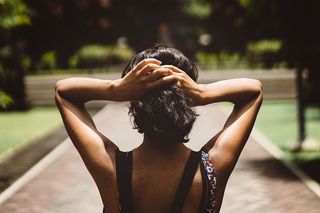 调整头发的女人