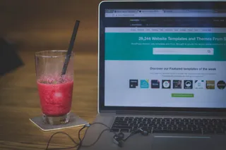 牛奶奶昔旁的太空灰Macbook Pro