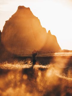 站在棕色田野上拍照的人