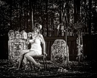 灰度照片，女人，坐着，旁边，汤姆森，万圣节，幽灵，恐怖