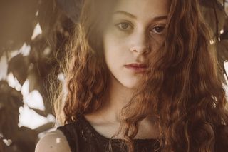 靠近树叶的女人的特写照片