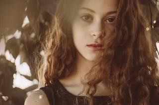 靠近树叶的女人的特写照片