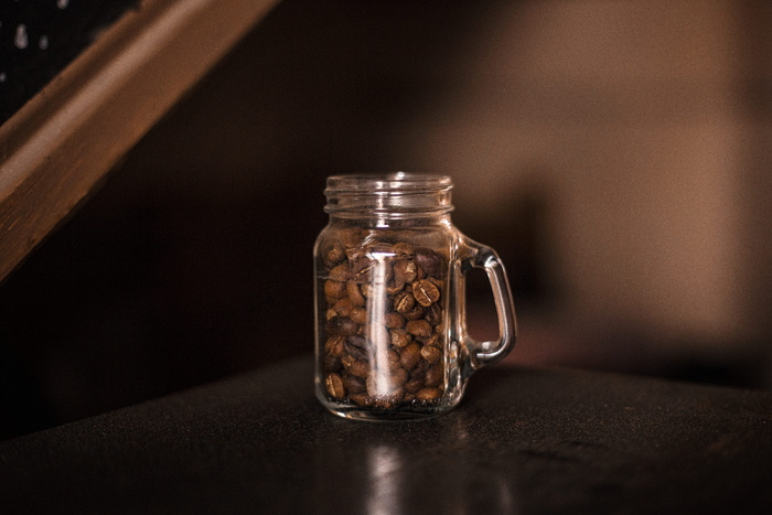 装满咖啡豆的透明玻璃杯
