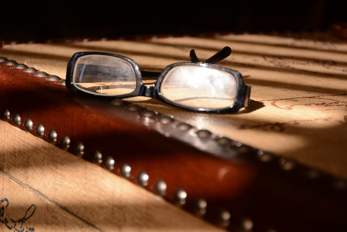 旧，盒子，眼镜，复古，负空间，阳光，文字，胸部