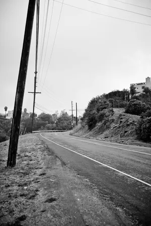 道路、柏油路、柏油路、公路、砂砾路、黑白路、马尔霍兰路
