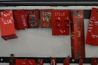 红色金属框架地块