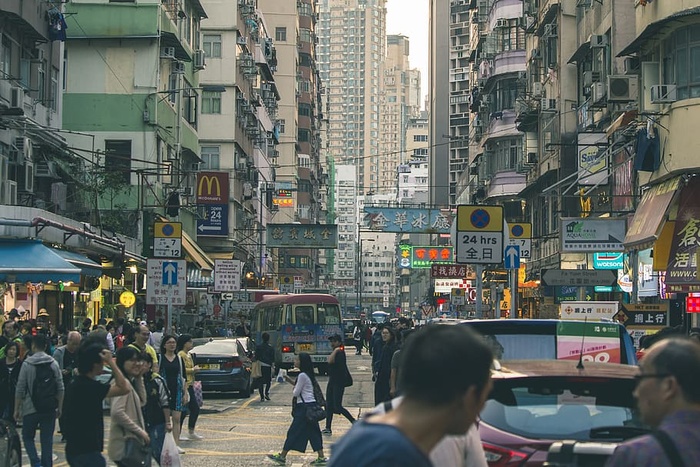 建筑物之间的道路上的人