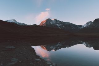 格雷山脉附近湖泊白天景观照片