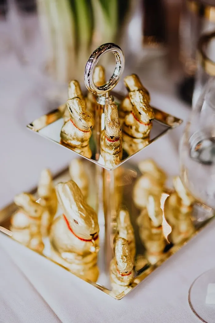 托盘上的金色兔子