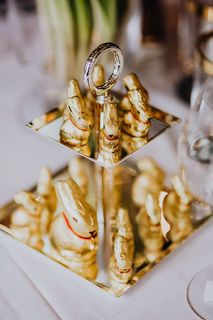 托盘上的金色兔子