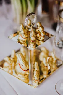 托盘上的金色兔子