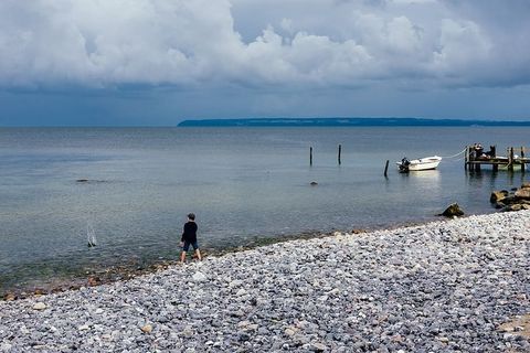 男孩在海里扔石头