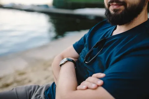 年轻人在海滩上用手机 年轻人在海滩上用手机