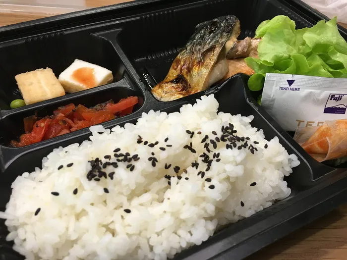 熟的，大米，种子，肉，生菜，里面，黑色，塑料容器