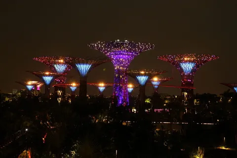 配有各种彩灯的高层建筑 配有各种彩灯的高层建筑