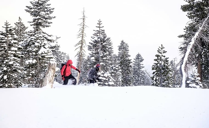 二，人，站着，雪地，人，走路，雪，白天